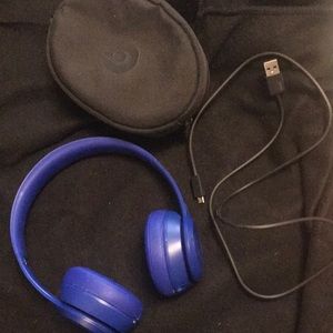 Beats Solo3 Wireless Headphones w Bag and chargers slight tear